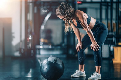CARDIO-TRAINING : LE WALL BALL SQUAT par votre salle de sport Planète forme Limoges